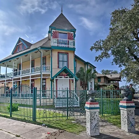 Group-Friendly Galveston Home 1 Mi To Beach!